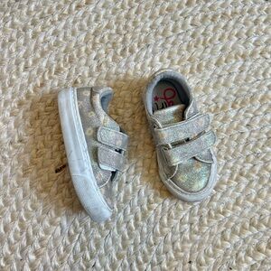 Toddler baby girl Daisy shoes slip on Velcro 6 silver floral tennis shoe